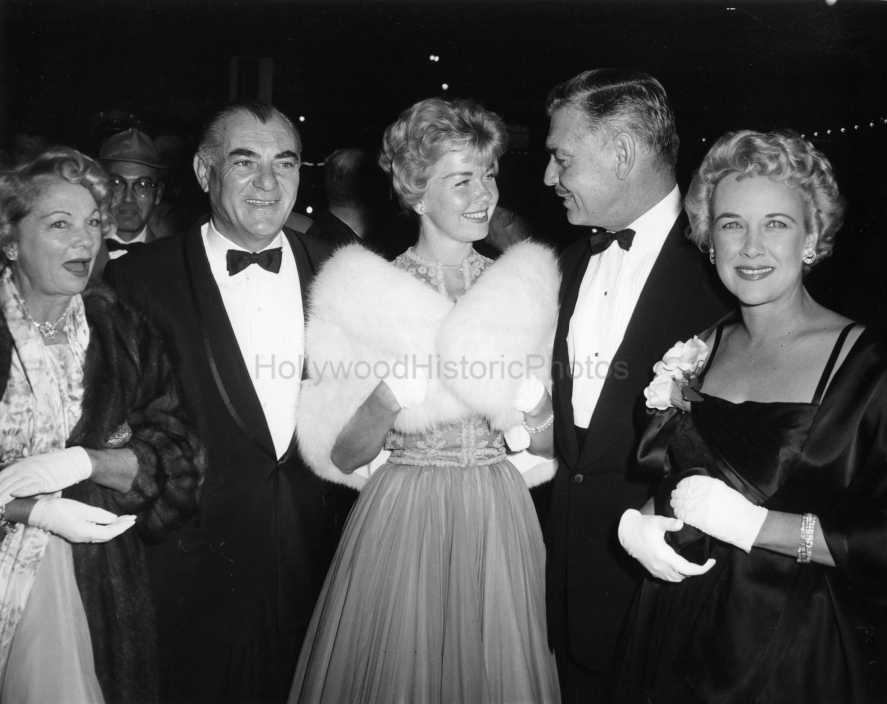 Doris Day 1958 With Clark Gable and his wife Kay wm.jpg